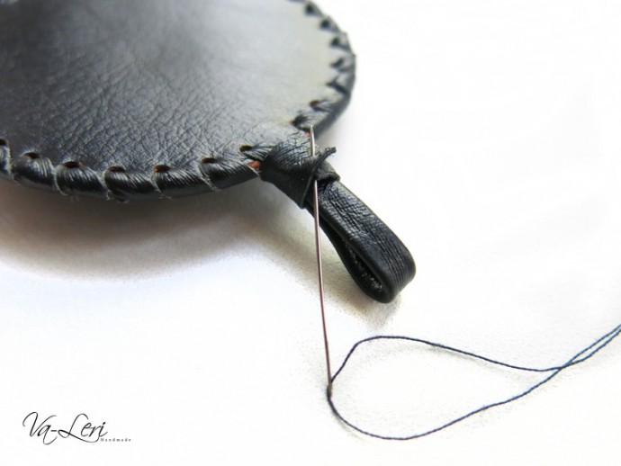 ​Изготавливаем кожаный брелок с объемным четырехлистником на удачу: часть 4