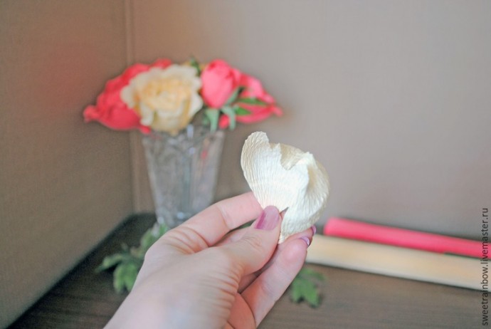 Создаем пионовидные цветы и бутоны для букета из конфет: часть 1