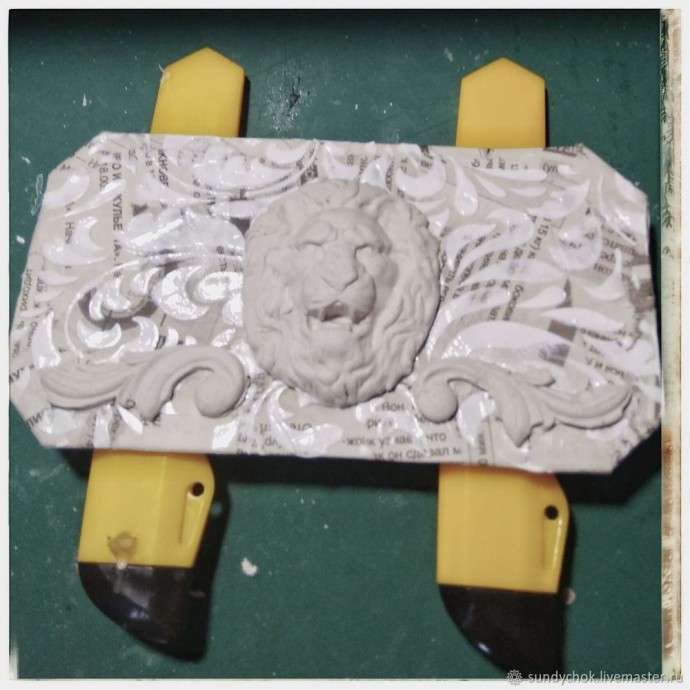 ​Ящик со львом в технике папье-маше: часть 3