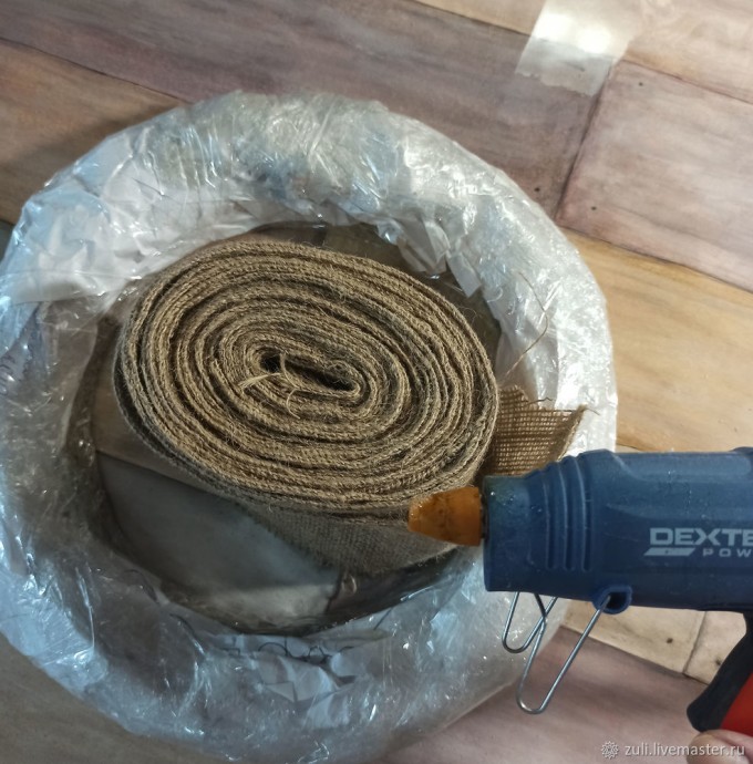 Рождественский венок с шишками и домиком: часть 3