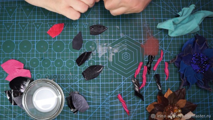​Делаем брошь-цветок из кожи: часть 2