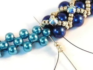 ​Колье "Уголок" с синими бусинами и бисерной сеткой