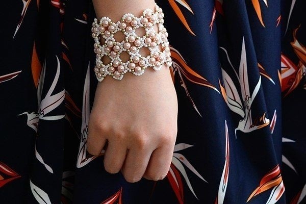 Широкий браслет из бисера и бусин