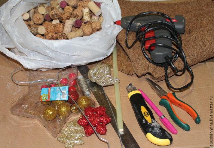 Делаем новогодний эко-венок из пробок