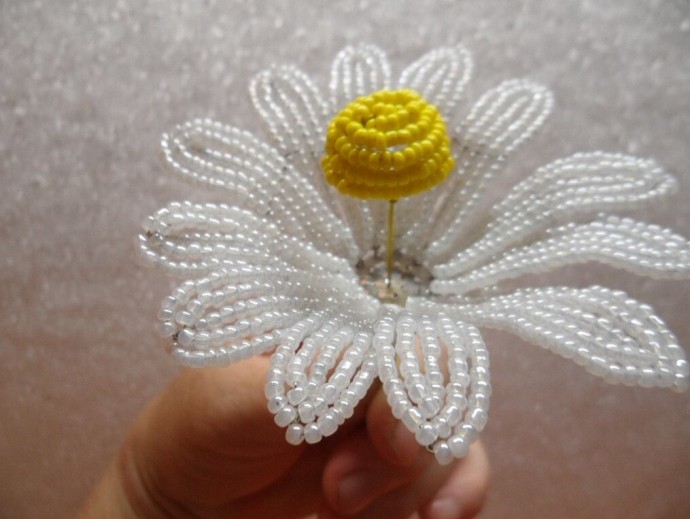 Ромашки из бисера