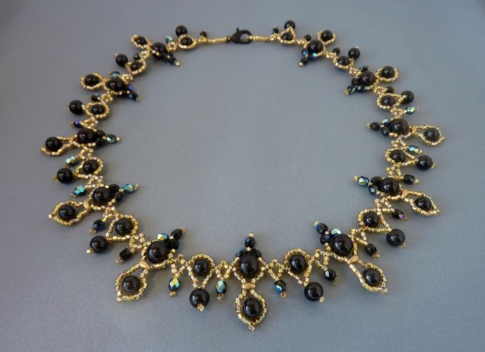 Колье из бисера и бусин