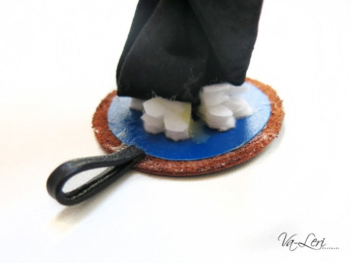 ​Изготавливаем кожаный брелок с объемным четырехлистником на удачу: часть 2