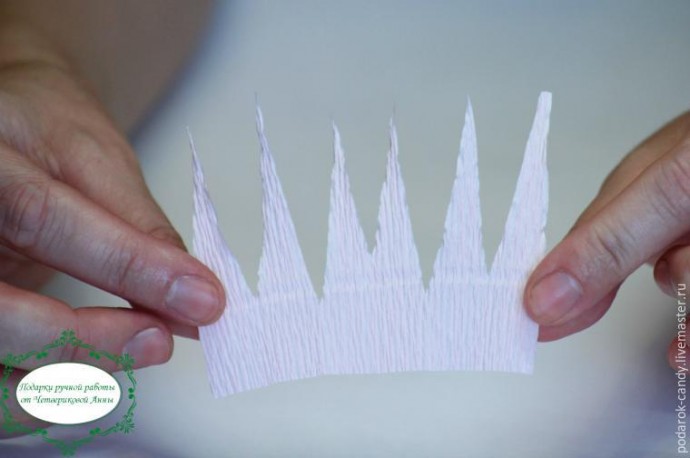 Делаем распушившийся пион из гофрированной бумаги и конфеты: часть 3 Делаем распушившийся пион из гофрированной бумаги и конфеты: часть 3