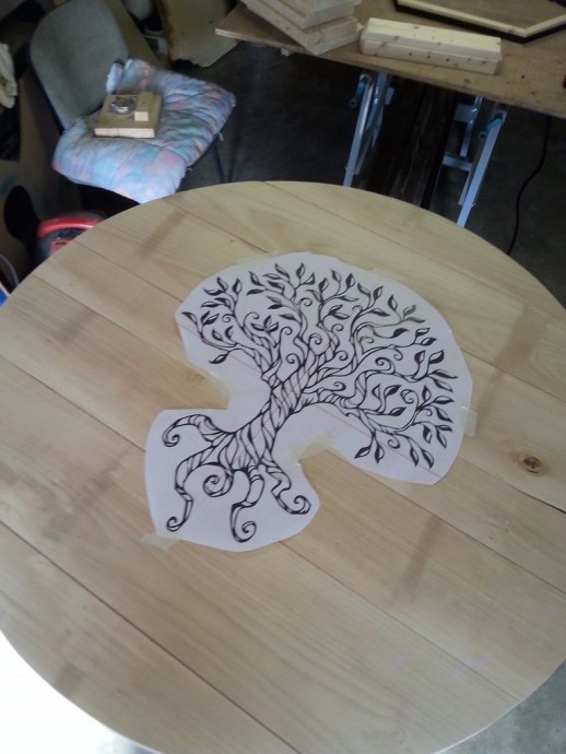 ​Круглый стол с выжженным рисунком в виде дерева