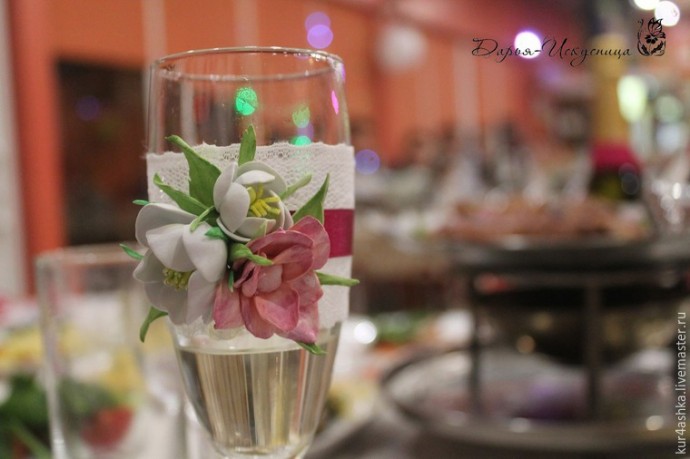 Декорируем свечу для семейного очага с цветами из фоамирана: часть 4