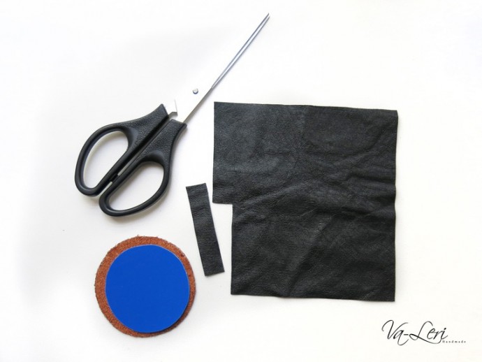 ​Изготавливаем кожаный брелок с объемным четырехлистником на удачу: часть 1