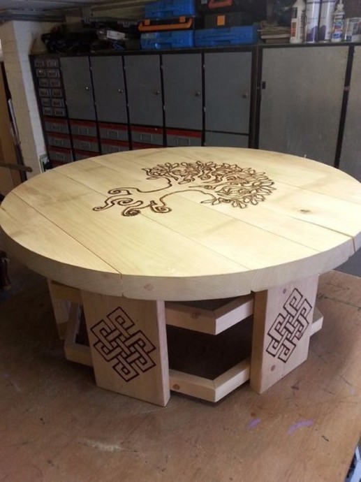 ​Круглый стол с выжженным рисунком в виде дерева