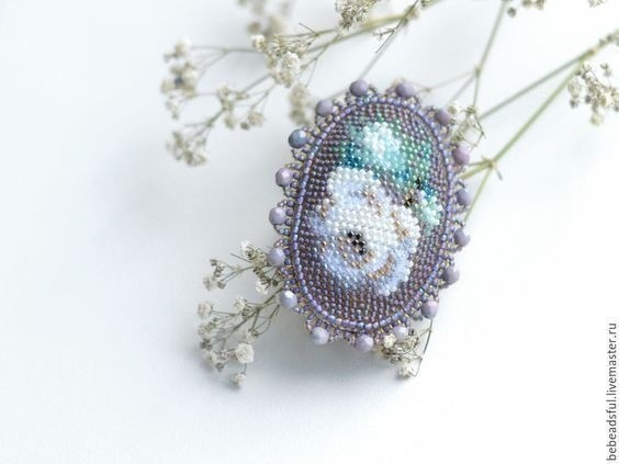 Броши с нежными цветами