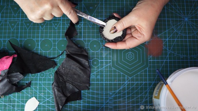 ​Делаем брошь-цветок из кожи: часть 2