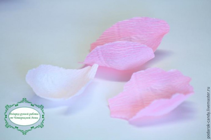 Делаем распушившийся пион из гофрированной бумаги и конфеты: часть 2 Делаем распушившийся пион из гофрированной бумаги и конфеты: часть 2