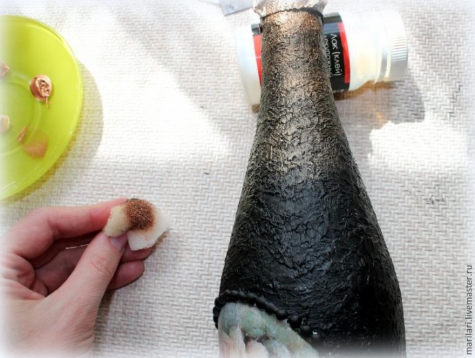 Декорируем стеклянную бутылку в технике декупажа