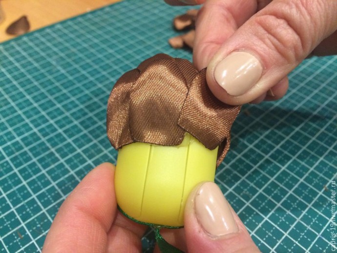 Делаем новогоднюю шишку из атласной ленты: часть 2