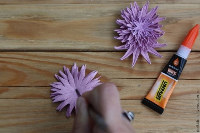 Мастерим хризантему из кожи