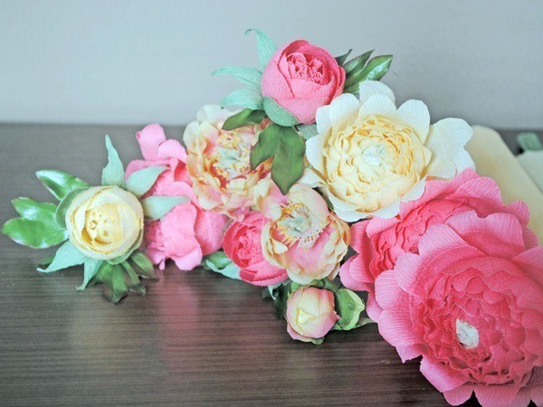 Создаем пионовидные цветы и бутоны для букета из конфет: часть 3