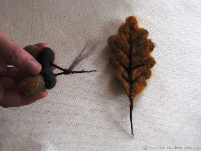Валяем брошь "Два желудя для белочки": часть 3