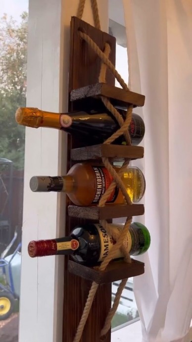 Оригинальная полка для вина