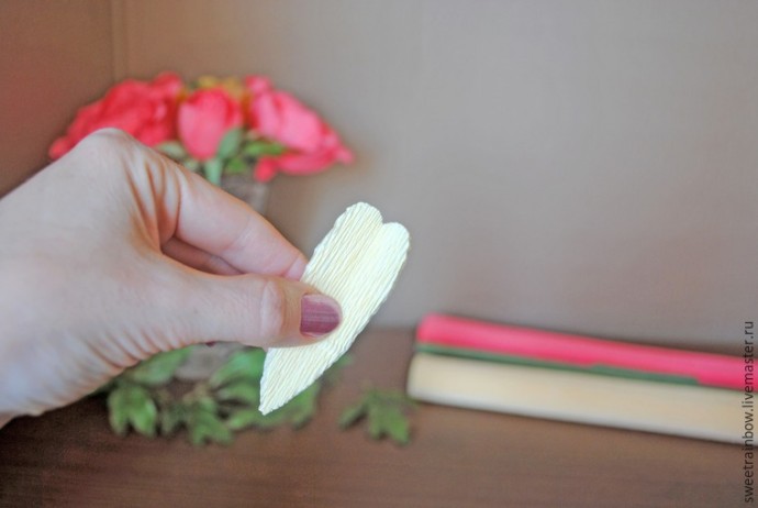 Создаем пионовидные цветы и бутоны для букета из конфет: часть 1