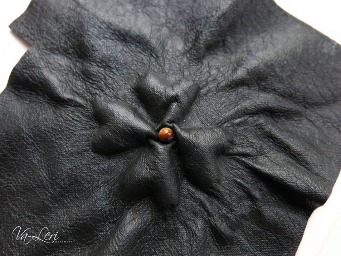 ​Изготавливаем кожаный брелок с объемным четырехлистником на удачу: часть 3