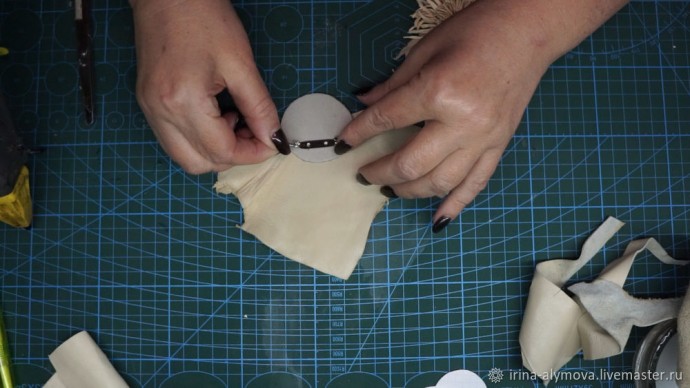 Мастерим хризантему из кожи: часть 2