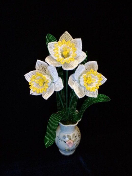 Нарциссы из бисера