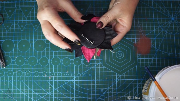 ​Делаем брошь-цветок из кожи: часть 2