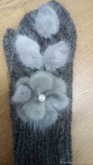 Украшаем варежки мехом норки и бусинами