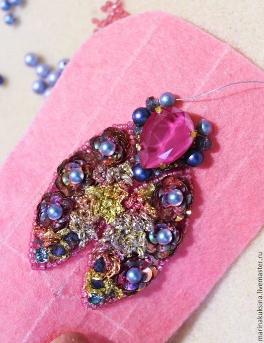 Создаем брошь жучка "Цветочник": часть 2