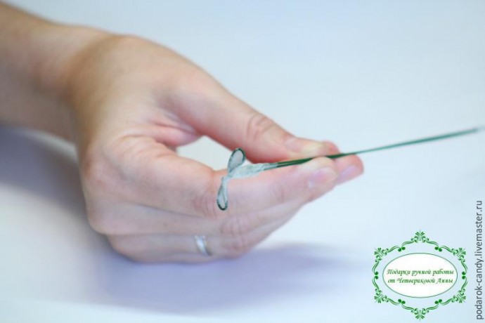 Делаем распушившийся пион из гофрированной бумаги и конфеты: часть 1 Делаем распушившийся пион из гофрированной бумаги и конфеты: часть 1