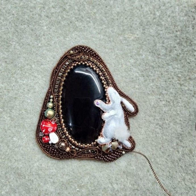 Брошь из бисера с кроликом Брошь из бисера с кроликом