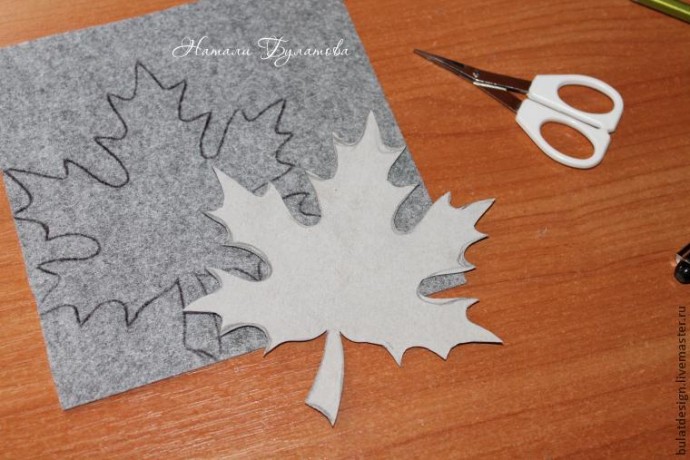 Листья желтые по городу кружатся