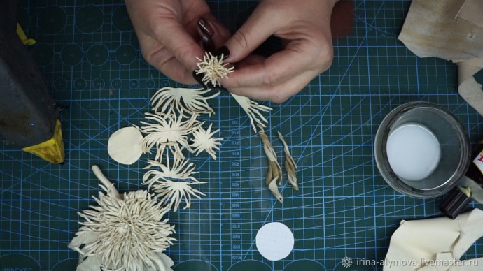 Мастерим хризантему из кожи: часть 2