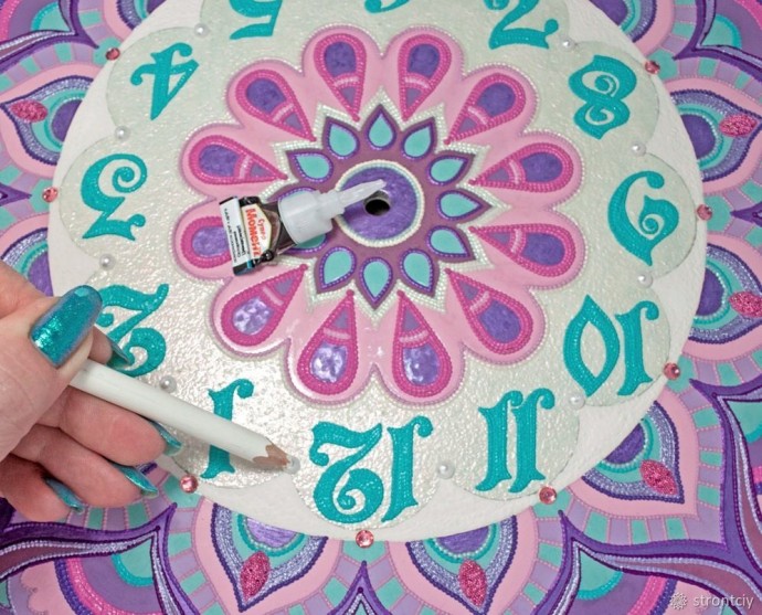 ​Расписываем интерьерные часы в смешанной технике: часть 6