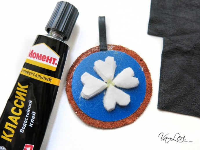 ​Изготавливаем кожаный брелок с объемным четырехлистником на удачу: часть 2
