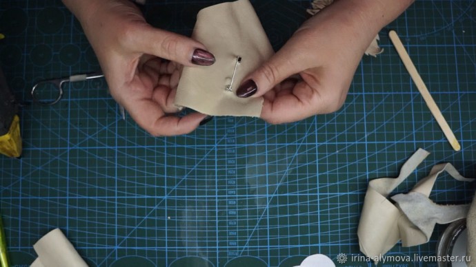 Мастерим хризантему из кожи: часть 2