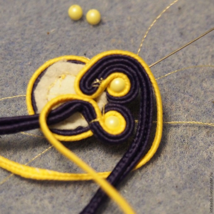 Делаем сережки в технике сутажной вышивки Делаем сережки в технике сутажной вышивки