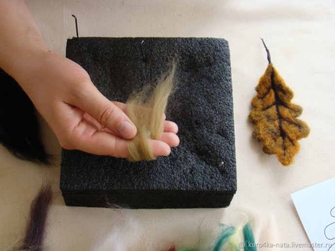 ​Валяем брошь "Два желудя для белочки": часть 1