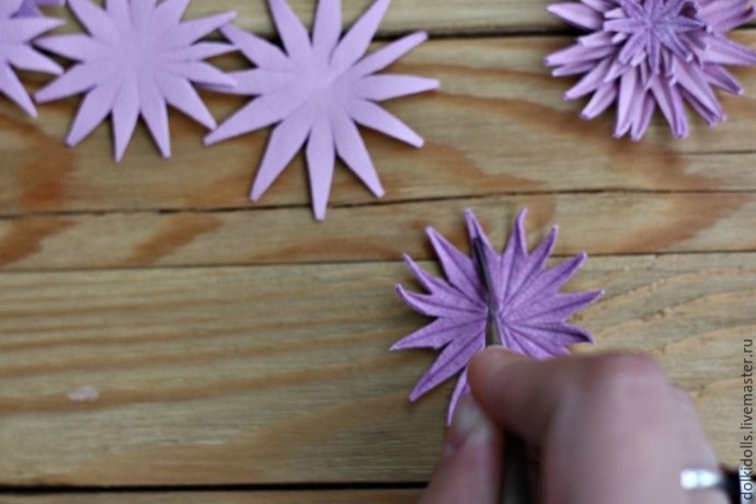 Мастерим хризантему из кожи