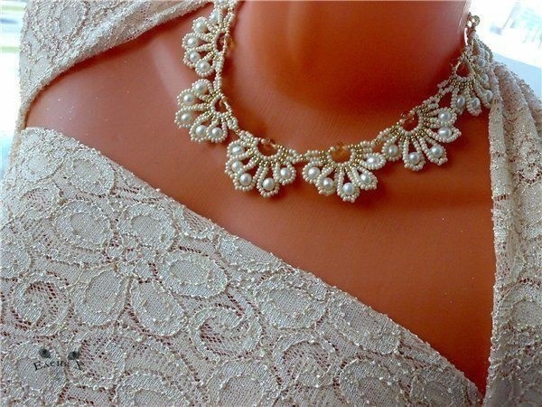 Свадебный вариант кружевного колье
