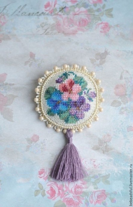 Броши с нежными цветами