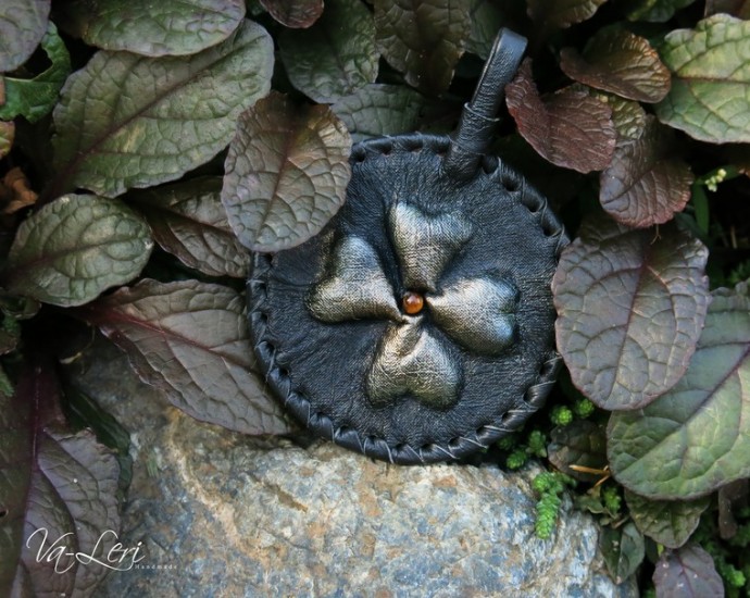 ​Изготавливаем кожаный брелок с объемным четырехлистником на удачу: часть 4