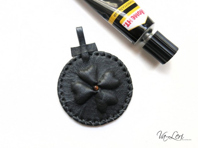 ​Изготавливаем кожаный брелок с объемным четырехлистником на удачу: часть 4