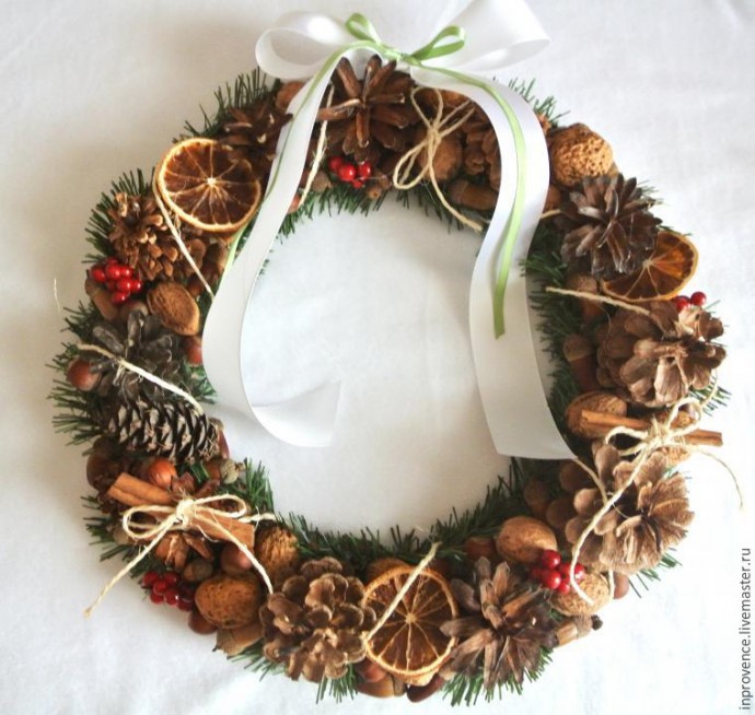 Венок из шишек и орехов Венок из шишек и орехов