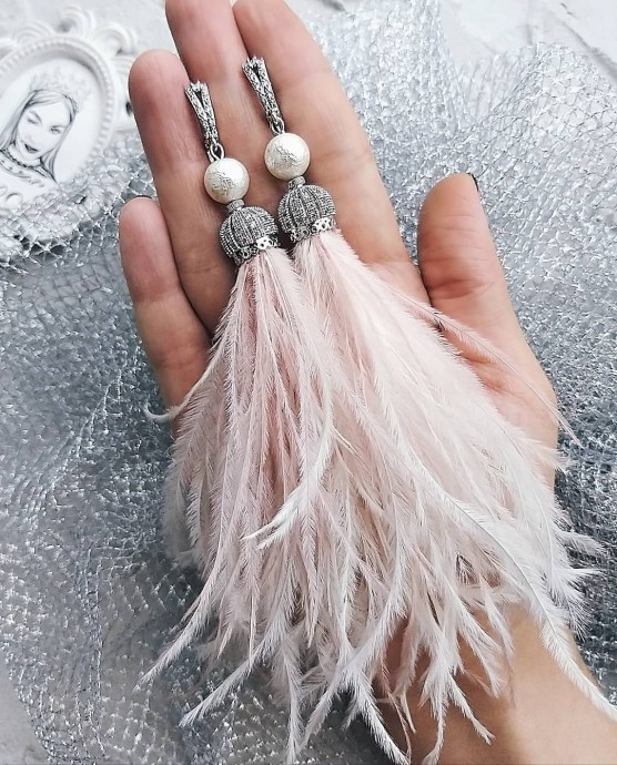 Серьги из перьев