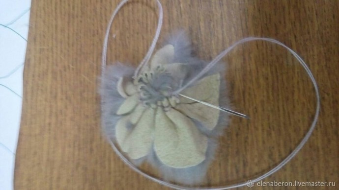 Украшаем варежки мехом норки и бусинами