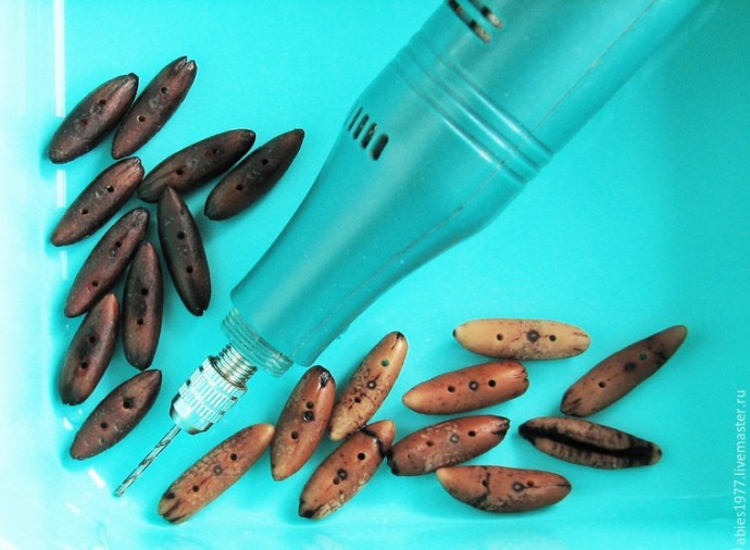Делаем пуговицы из финиковых косточек Делаем пуговицы из финиковых косточек